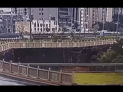 东莞常平岗梓村护岸突发坍塌!持续强降雨、结构材料老化、年久失修或是坍塌诱